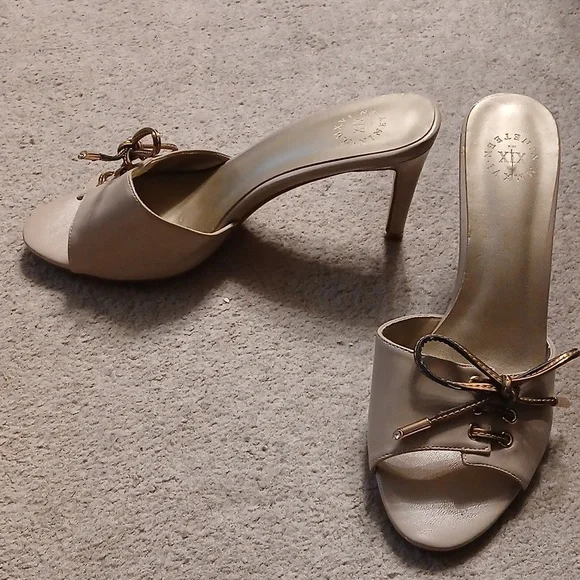 XIX Nineteen Size 9 Beige/cream Heels with Bows - Picture 2 of 11